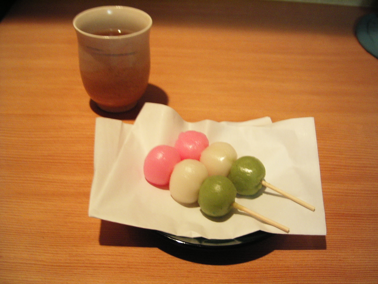 Página ilustrada de Bunny Dango tricolor de Kamura