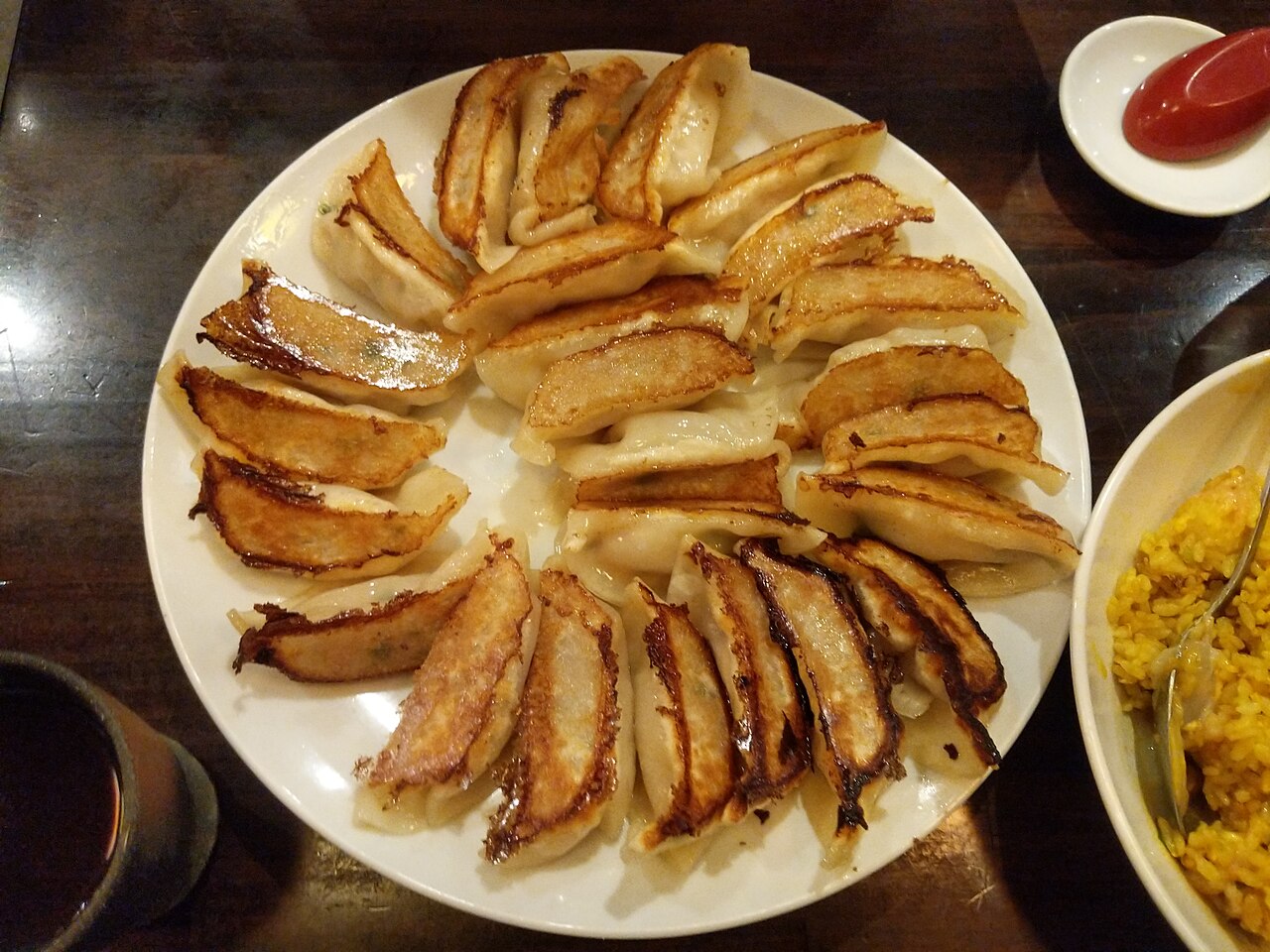 Página ilustrada de Gyoza con alas de queso